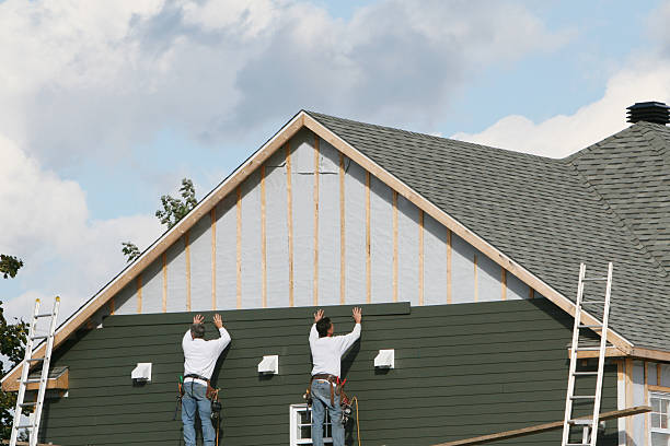 Professional Siding Installation technician working in Preston, TX